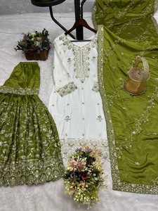 Presentamos la nueva colección de Salwar Kameez pakistaníes listos para usar, con bordados y lentejuelas, top, sharara y dupatta para ocasiones de boda. - Product Image 6