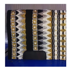 Tapis de selle Western noir, blanc et or, en mélange de laine, contouré, avec patch en cuir résistant pour équipement équestre - Product Image 3