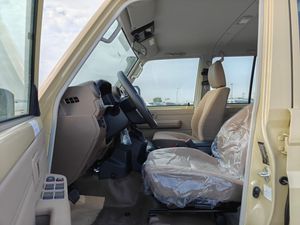 Camioneta 4x4 Usada 2026 79LC con Motor de Gasolina de 4.0L y Cabina Doble - Product Image 5