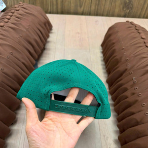 Casquette de golf OEM personnalisée à 5 panneaux avec trous découpés au laser, logo en silicone et caoutchouc, visière plate, casquette de baseball à fermeture snapback - Product Image 3