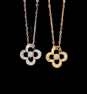 Colgante de Diamante con Forma de Flor de Primera Calidad, Chapado en Oro Rosa de 18K, Corte Brillante Redondo Solitario, Estilo Clásico Unisex - Product Image 3