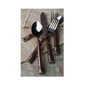 ชุดช้อนส้อมโลหะมีดสลักลายนูนสไตล์วินเทจแนะนำอย่างยิ่งสำหรับปาร์ตี้วันหยุดช้อนสแตนเลสหวานสำหรับเค้กและส้อม - Product Image 1