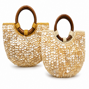Sac fourre-tout élégant fait main en coquillages perlés avec poignées en bois et motif géométrique perlé, idéal pour les soirées, les voyages, la plage et les stations balnéaires - Product Image 1