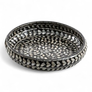 Plateau de service rond en nacre de luxe, fait main, avec incrustation de mosaïque florale en résine noire - Product Image 1