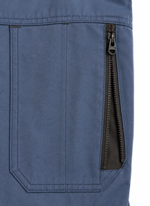 Combinaison industrielle homme en sergé robuste bleu poussière avec détails foncés, col ouvert, poches verticales pour outils, genoux renforcés, multi-usages - Product Image 6