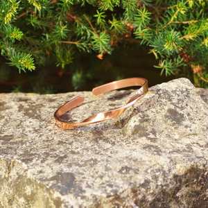 Bracelet fin torsadé en cuivre pur, style hippie bohème chic, bijou de guérison naturelle, fabriqué à la main au Népal - Product Image 1