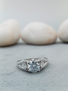 แหวนแต่งงานทรงทันสมัยสำหรับผู้หญิงจาก D'VINS JEWELS ประดับเพชรทรงบริลเลียนต์สี D ขาว ชุบเงินและทองคำ พร้อมใบรับรอง - Product Image 2