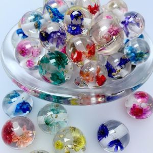 Cuentas de Resina Transparentes de 12 mm con Flores Secas y Hojuelas Doradas, Cuentas Redondas Espaciadoras para Hacer Joyas - Product Image 1