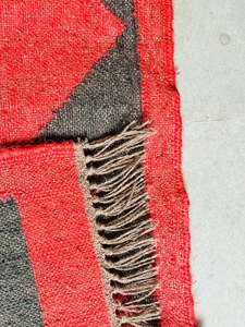 Tapis de couloir en laine et jute tissé à la main, rouge, noir, charbon, motif géométrique losanges, style bohème, kilim tribal, sur mesure - Product Image 2