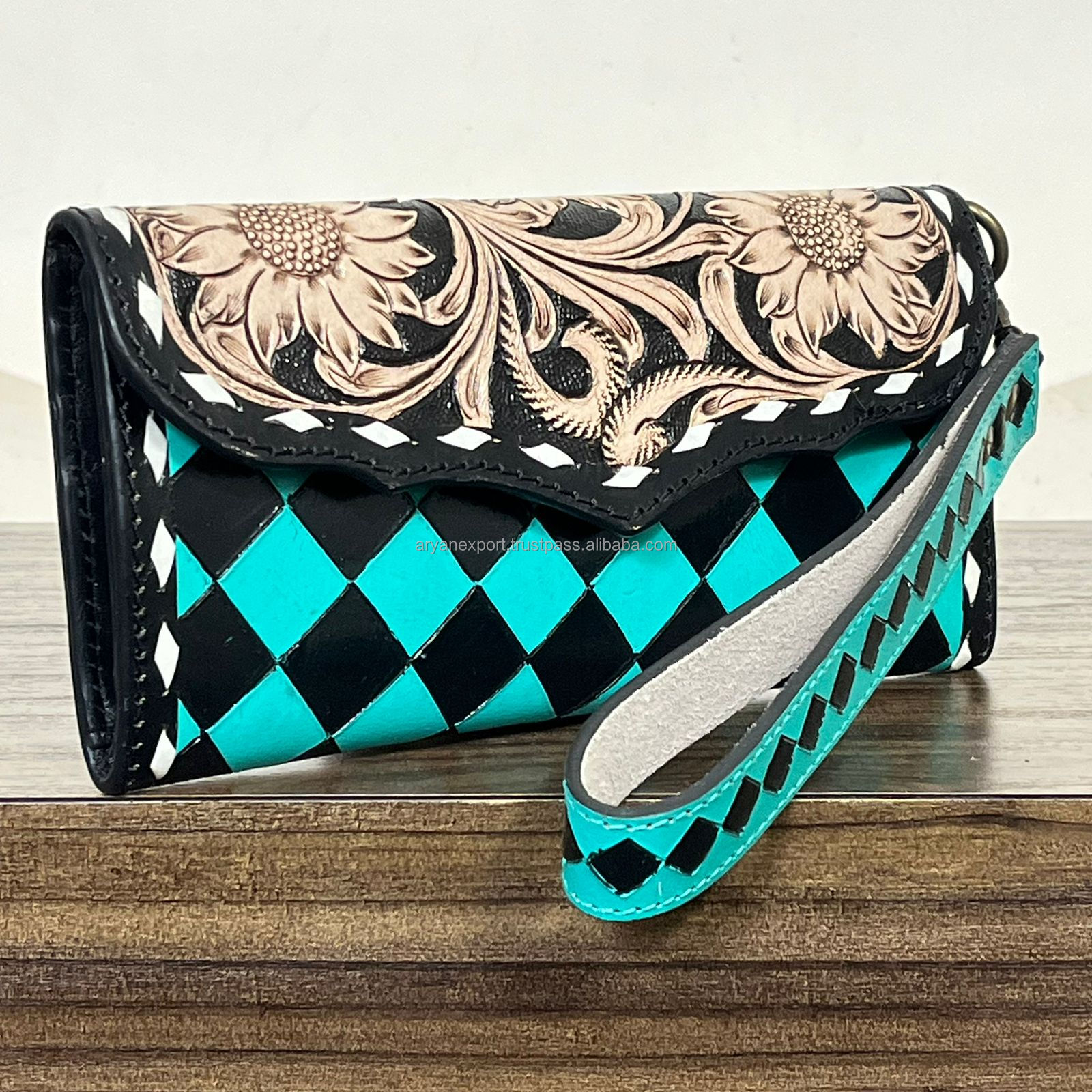 Turquoise et carreaux noirs