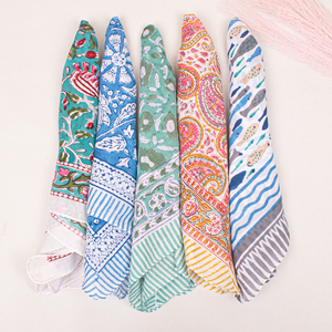Pañuelo Cuadrado de Verano con Estampado Artesanal en Tono Tierra, Bandana Colorida de Algodón, Versátil para la Cabeza, Muñeca y como Accesorio para Bolsos - Product Image 3