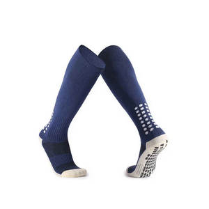 Chaussettes mi-mollet en coton avec texture côtelée, antidérapantes et doublées polaire pour un maintien sûr, idéales pour les nuits d'hiver confortables et la détente - Product Image 6