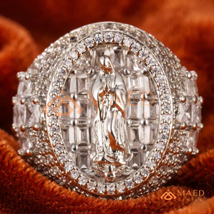 Anillo Ovalado con Acabado en Oro Blanco de la Virgen María – Banda Decorativa con Incrustaciones Completas de Piedras Baguette y Redondas – Joyería Religiosa - Product Image 3
