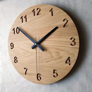 Horloge murale ronde en bois de luxe avec motif géométrique sculpté, aiguilles noires minimalistes, mouvement silencieux, décoration moderne design, neuve - Product Image 4