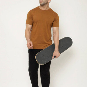 Camiseta de Algodón Personalizada para Hombre, Estilo Urbano, Color Marrón Mostaza, Fabricante OEM, Fábrica de Sialkot, Ropa Casual Lisa de Calidad - Product Image 2