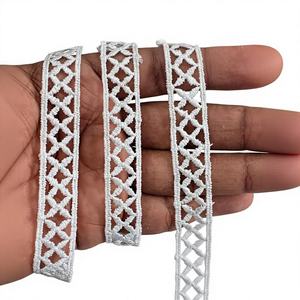 Cinta Decorativa Elegante y de Lujo, Tradicional, de Algodón Beige con Encaje Floral de Ganchillo, Estrecha, Ecológica, para Saree, Lehenga, Kurti - Product Image 1