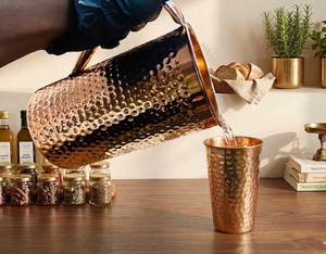 Ensemble de carafes en cuivre pour une ambiance de réception élégante et moderne, service d'eau en métal avec verres, durable, réutilisable, pour la cuisine. - Product Image 4