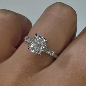 Bagues de fiançailles en diamant en or massif 14K 18K, serties à griffes, taille coussin, diamants de laboratoire, pour demande en mariage, mariage, bijoux de déclaration, fabricant de joaillerie fine - Product Image 1