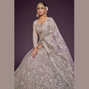 Ensemble Lehenga Choli semi-cousu en tissu filet doux de qualité supérieure avec broderie lourde en Zari, Badla, fils et Dori pailleté |   Lehenga coupe A - Product Image 5