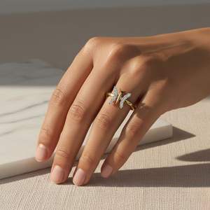 Bague minimaliste en diamant rond de 0,30 CTW sertie en grappe de papillons, monture closée, dans un cadre de joaillerie fine - Product Image 6