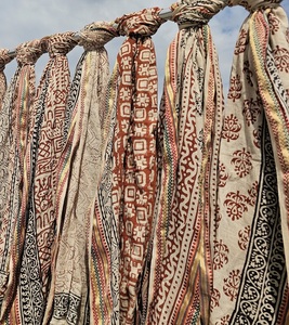En gros, Foulard, Sarong, Paréo, Châle de plage en coton et soie, fait main, à motif floral imprimé au bloc Bagru, avec bordure en soie - Product Image 4