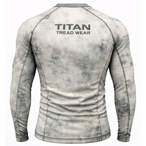 Camiseta Rashguard Cómoda y Ecológica para Hombre y Mujer - Protección UV, Transpirable, Antibacteriana, Ropa Deportiva TITAN TREAD WEAR - Product Image 3