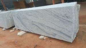Granite gris de Bangalore, pierre naturelle de qualité supérieure pour les sols, les comptoirs, les revêtements muraux et les projets d'aménagement extérieur - Product Image 2