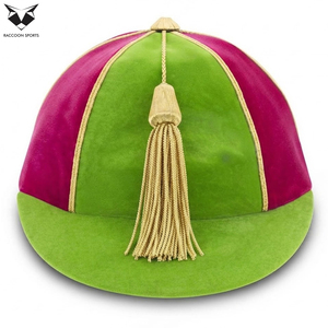 Fournisseur en gros : Casquette en velours rayée vert citron et magenta avec passepoil tressé doré et pompon, idéale pour les événements sportifs et cérémonies. - Product Image 2