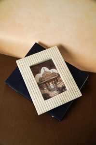 Cadre photo moderne en bois de noyer A3/A4, rectangulaire côtelé, vertical, pour affichage sur bureau et mural, décoration intérieure - Product Image 6