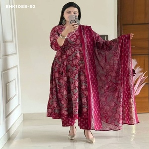 Ensemble Kurti-Pant Anarkali et Dupatta en coton Jaipuri imprimé et orné de travail Katha, au meilleur prix de gros - Product Image 1