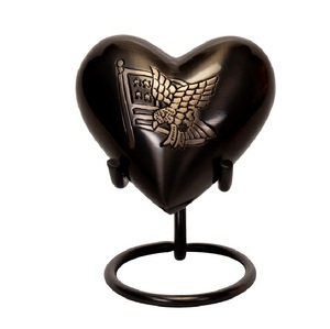 Urne funéraire en aluminium en forme de cœur pour cendres, petite urne commémorative élégante en métal pour le partage des souvenirs d'un être cher - Product Image 1