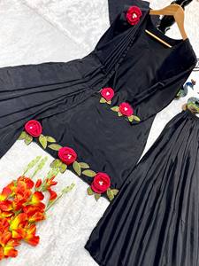 Salwar Kameez indien traditionnel élégant en soie de qualité supérieure avec broderie florale, idéal pour les occasions décontractées, les fêtes et les festivals, entièrement cousu. - Product Image 2