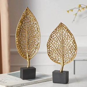 Impresionantes esculturas de hojas de ginkgo en dorado y blanco con tallos curvos de forma orgánica. Disponible a precios de mayorista. - Product Image 4