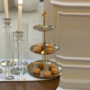 Elegante Soporte de Pastel de 3 Niveles de Lujo, Bandejas Metálicas Plateadas con Barra Central Dorada, Perfecto para Exhibir Pasteles y Repostería - Product Image 1