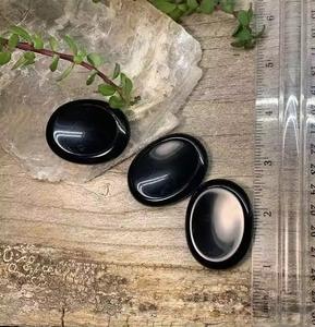 Pierres de méditation et de guérison en obsidienne noire naturelle en gros, pierres de Feng Shui ovales sculptées à la main pour le pouce et la paume, petites pierres sculptées à la main pour la méditation et la guérison. - Product Image 3