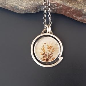 Pendentif artisanal en argent sterling avec agate dendritique, plaqué or vintage, bijou élégant et original, cadeau de fiançailles - Product Image 1