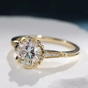 Bague de fiançailles tendance vintage Art Déco en argent sterling 925 avec sertissage filigrané et diamant zircon rond taille brillant en forme de fleur - Product Image 1