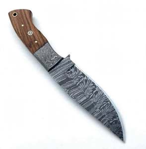 Herramienta Utilitaria para Exteriores de Acero de Damasco con Patrón de Plumas Hecho a Mano, Bolster de Damasco y Mango de Madera de Nogal - Product Image 3