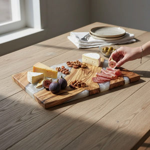 Nouveauté : Planche à découper et à servir en bois d'olivier avec résine époxy verte, design luxueux - Product Image 2