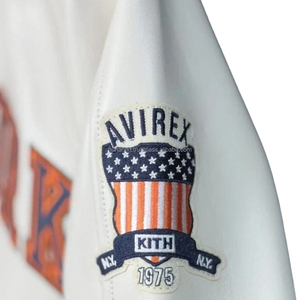 Avirex x KITH Knicks NY Vintage Empire City Leather Varsity Bomber |   Blouson bomber streetwear en cuir véritable crème avec patch de basketball - Product Image 4