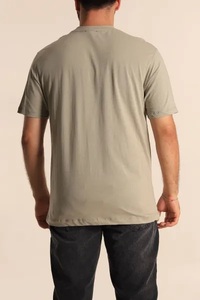 เสื้อยืดแขนสั้นผู้ชายสไตล์ลำลอง ทรงปกติ ผ้าถัก ไม่หด 100% โพลีเอสเตอร์ โลโก้ด้านหน้า ลายเรียบ - Product Image 3