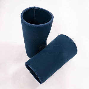 Las mangas elásticas se ajustan de forma segura alrededor de la rodilla sin deslizarse, lo que ofrece comodidad y movilidad duraderas. - Product Image 2