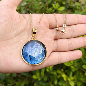 Collier de bijoux en pierres semi-précieuses, grand pendentif cabochon rond en labradorite bleue chatoyante, chaîne en laiton plaqué or 18 carats - Product Image 1
