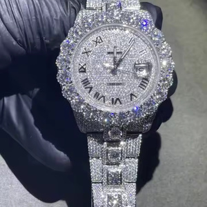 Montre en quartz Moissanite élégante Shadow Beam pour hommes, finition soignée et look épuré au poignet - Product Image 2