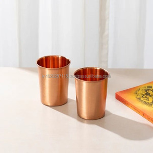 Auténtico vaso de agua de cobre indio con diseño sin costuras y alto brillo hecho para uso diario o rituales culturales - Product Image 1