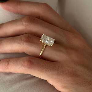 Énorme bague de fiançailles en or jaune 14 carats avec diamant de laboratoire allongé de 5 carats, taille coussin, ajustement parfait, certifiée IGI - Product Image 2