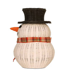 Fournisseur professionnel d'ornements de Noël en rotin blanc, représentant un bonhomme de neige, avec un chapeau et un écharpe noirs. - Product Image 2