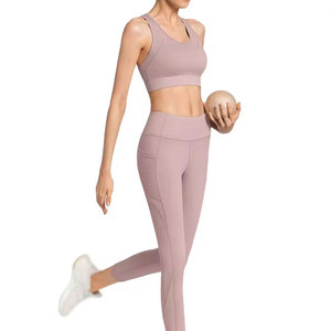 Ensemble de yoga pour femmes, design tendance et moderne, fabriqué avec un tissu respirant et un design élégant pour l'entraînement. - Product Image 1