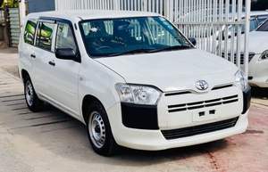 Toyota Probox 2016 très propre, fourgon essence/diesel, à vendre - Product Image 5