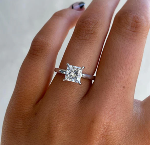 Anillo de Compromiso con Diamante Corte Princesa para Mujer, Oro Blanco de 14K, Estilo Lujoso, Diamante Sintético Certificado IGI, Banda Chapada en Rodio - Product Image 1
